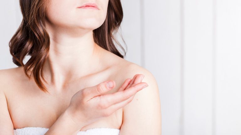 หน้าบาง แพ้ง่าย ทำไงดี? รวมวิธีลดสิว กู้ผิวให้แข็งแรง