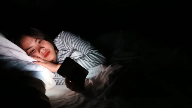 แสงสีฟ้าจากมือถือทำให้นอนหลับยากจริงหรือ?